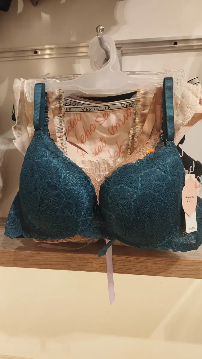 Single pad lace bra
